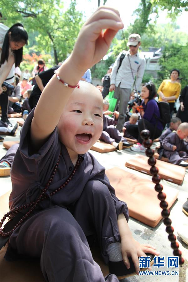 南京栖霞山で 可愛い小坊主 親子体験活動が開催