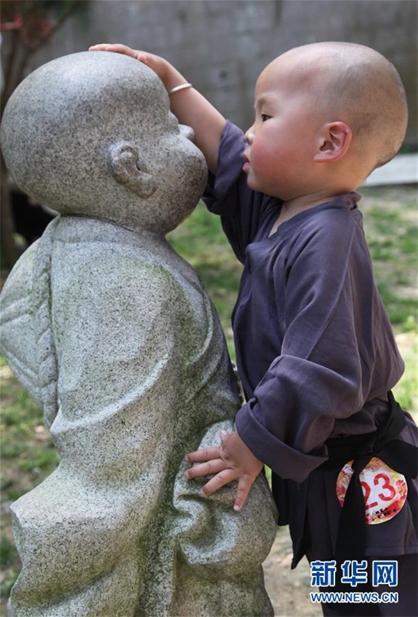 南京栖霞山で 可愛い小坊主 親子体験活動が開催